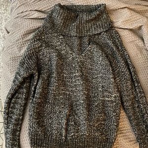 urban turtleneck w cutout